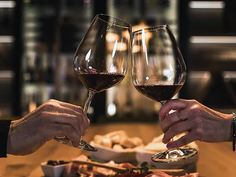 Santé avec des verres de vin