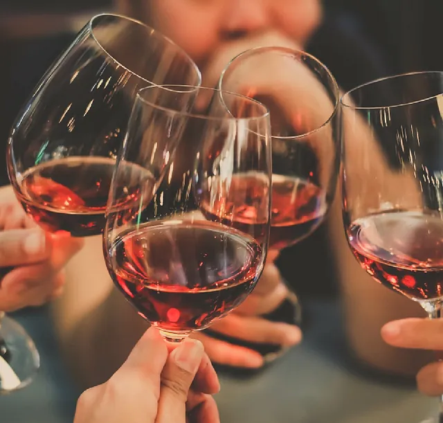 Toast avec des verres de vin