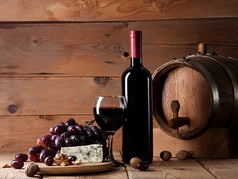 Vin, fromage, raisins, noix, fût